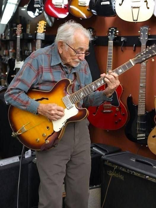 81-Year-Old Grandpa Stuns Guitar Store with a Breathtaking Performance